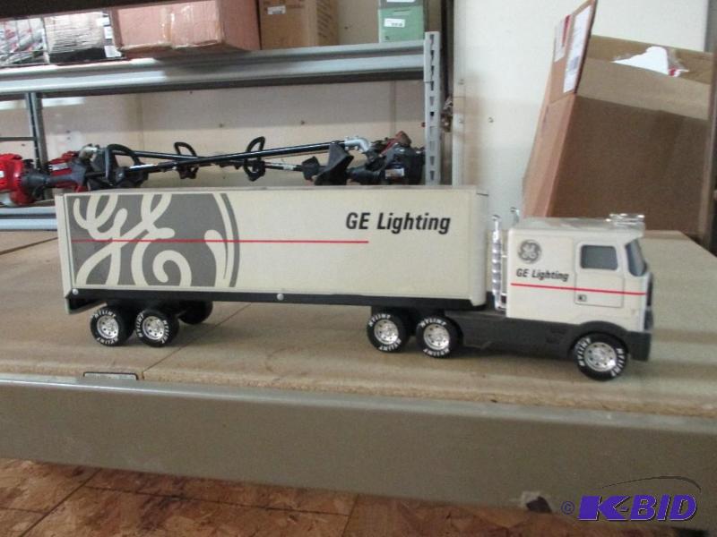 lot 18 image: GE Tractor Trailer, missing one rear door...