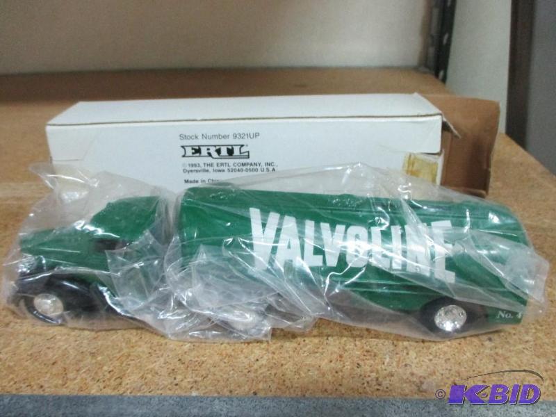 lot 30 image: NIB Ertl semi...