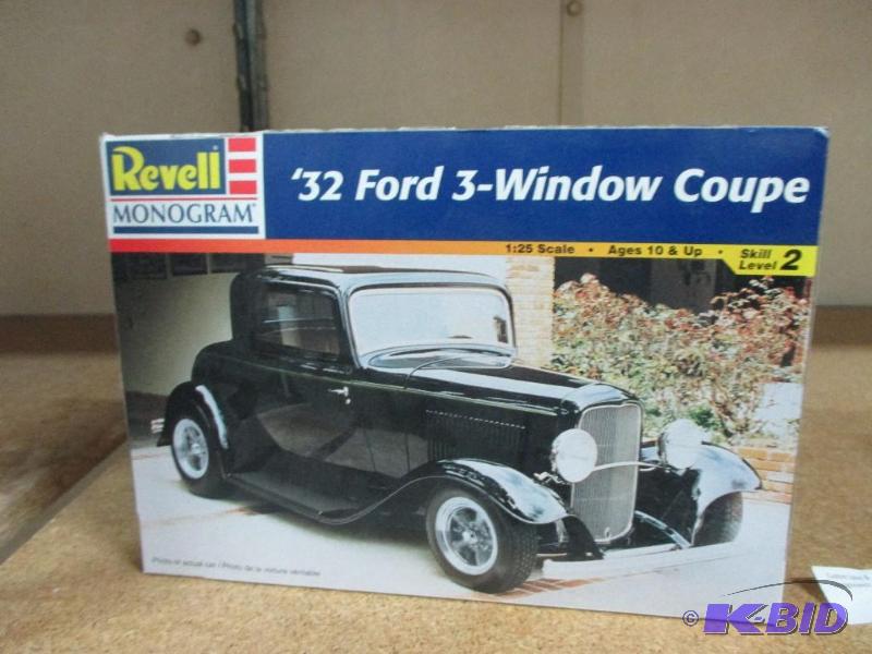 lot 46 image: NIB 32 Ford Coupe Model...