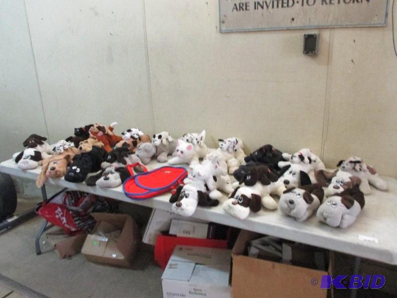 lot 93 image: Huge lot of Pound Puppy collectibles, big and...