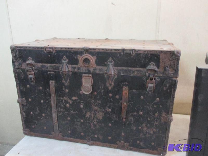 lot 98 image: Antique chest...