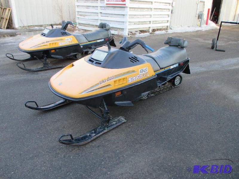 lot 1 image: 1991 Ski-Doo Safari 377c snowmobile. 1 family...