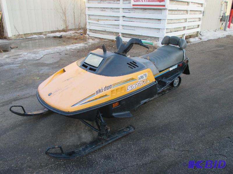 lot 2 image: 1991 Ski-Doo Safari 377c snowmobile. 1 family...