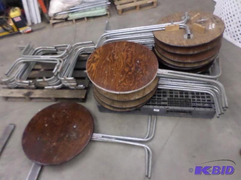 lot 40 image: (11) 28" Round Top Folding Tables With P...