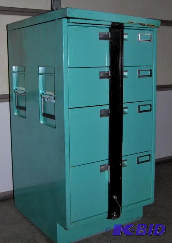 lot 69 image: U.S. Military Surplus Medical 4 Drawer Cabine...