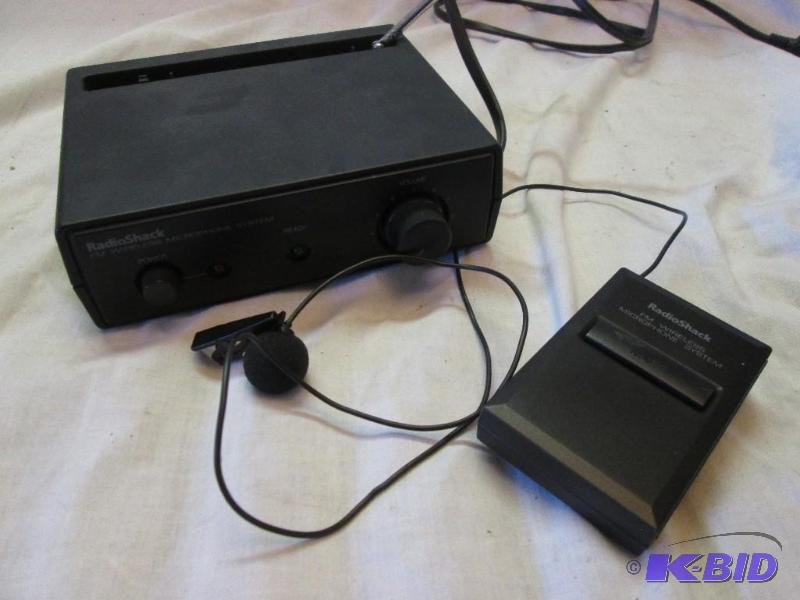 lot 107 image: Radio Shack 32-1221B Lapel microphone and rec...