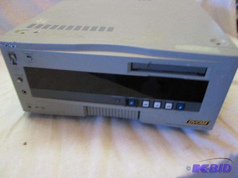 lot 108 image: Sony DVCAM DSR-60 DV and Mini-DV player, prof...