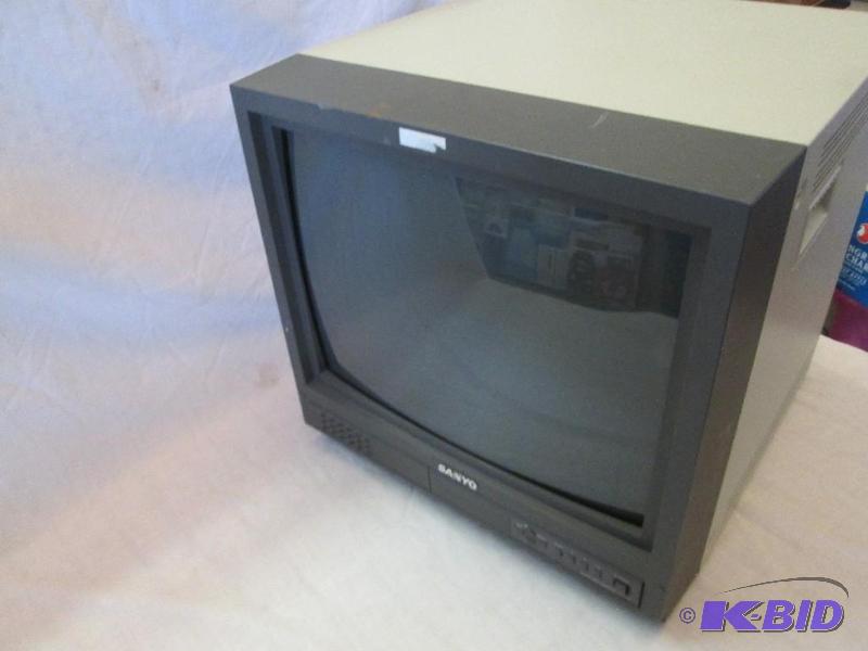 lot 116 image: Sanyo VMC 8618 color video monitor, 18" ...