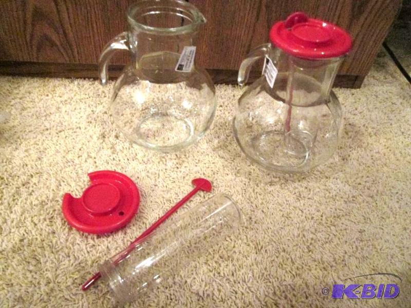 2 Glass jugs with plastic lid,...
