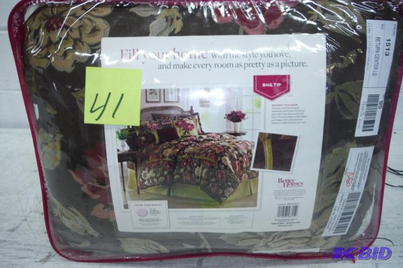 lot 41 image: Better Homes and Gardens Decorative Comforter