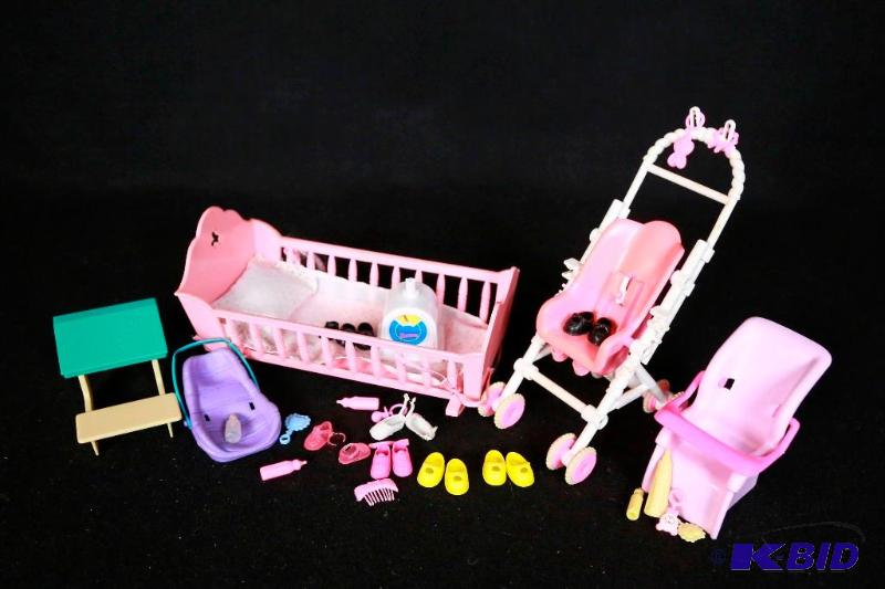 lot 236 image: Original Barbie Accessories Lot