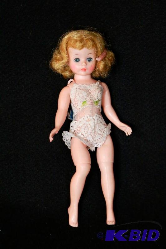 lot 241 image: Vintage Madame Alexander Cissy() Doll