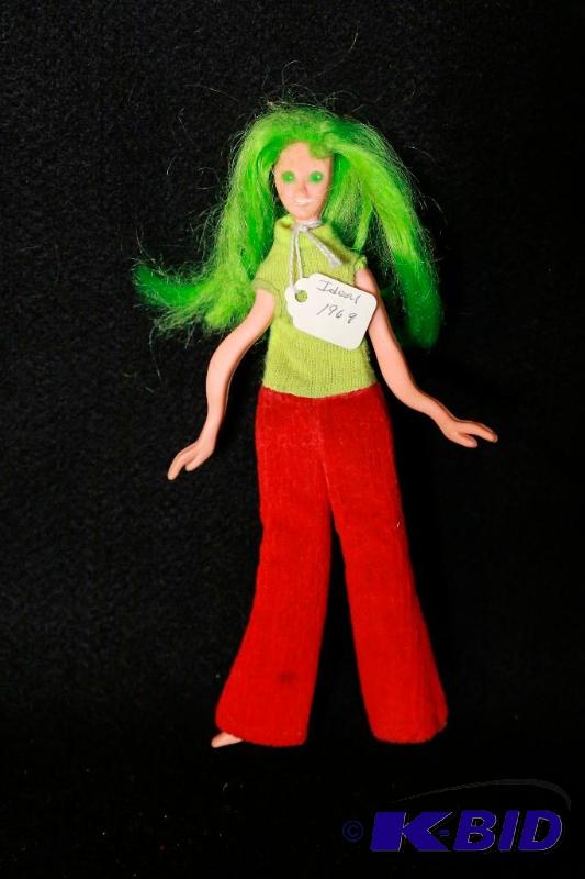 lot 250 image: 1969 Ideal Flatsy Doll