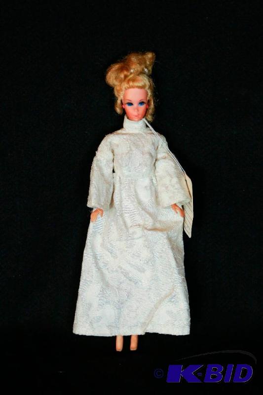 lot 32 image: 1966 Barbie Doll
