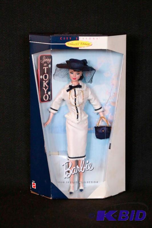 lot 59 image: 1999 City Seasons Tokyo Barbie NIB