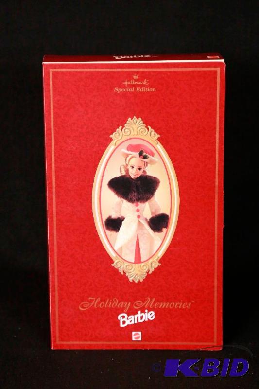 lot 90 image: 1995 Holiday Memories Barbie NIB