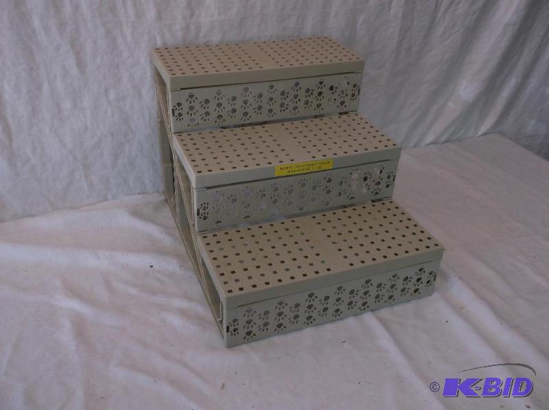 lot 100 image: Poly pet step rated for 70 lbs measuring 14&q...