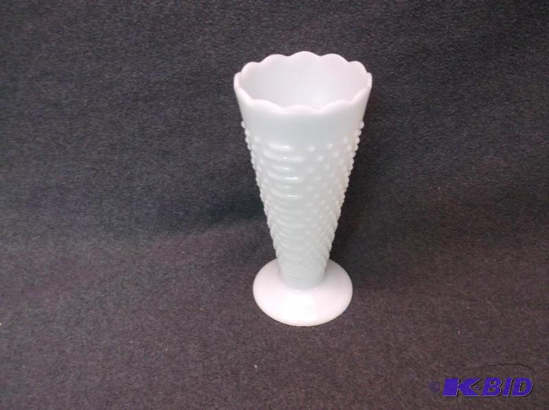lot 124 image: Beautiful Hobnail vase measuring 4 14" ...