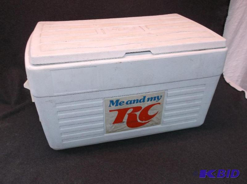 lot 150 image: RC chest cooler hinge on lid is broke needs l...