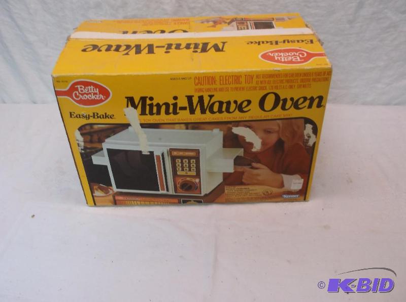 lot 166 image: Betty Crocker easy bake mini-wave oven appear...