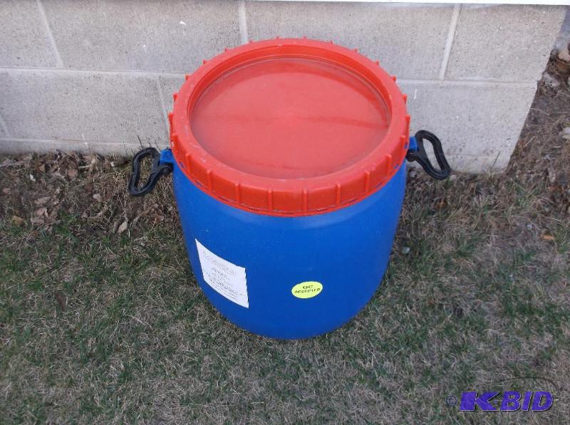 lot 196 image: 18 gal. barrel with screw on lid in good usab...