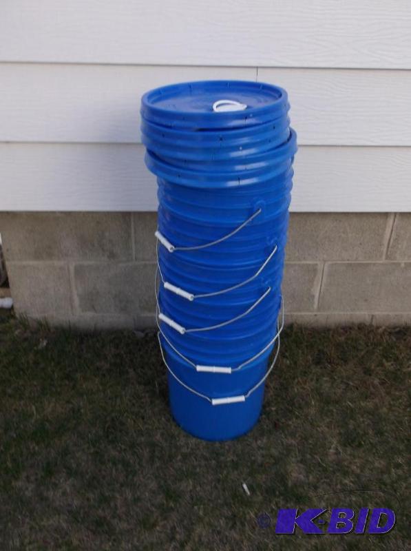 lot 199 image: 6-5 gal. food grade pails with lids in good u...