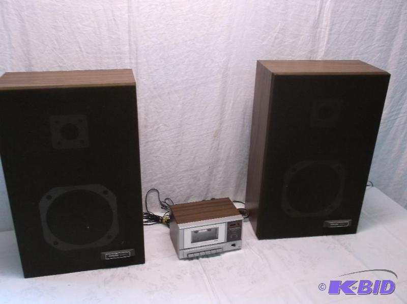 lot 26 image: Realistic cassette player with Philco speaker...