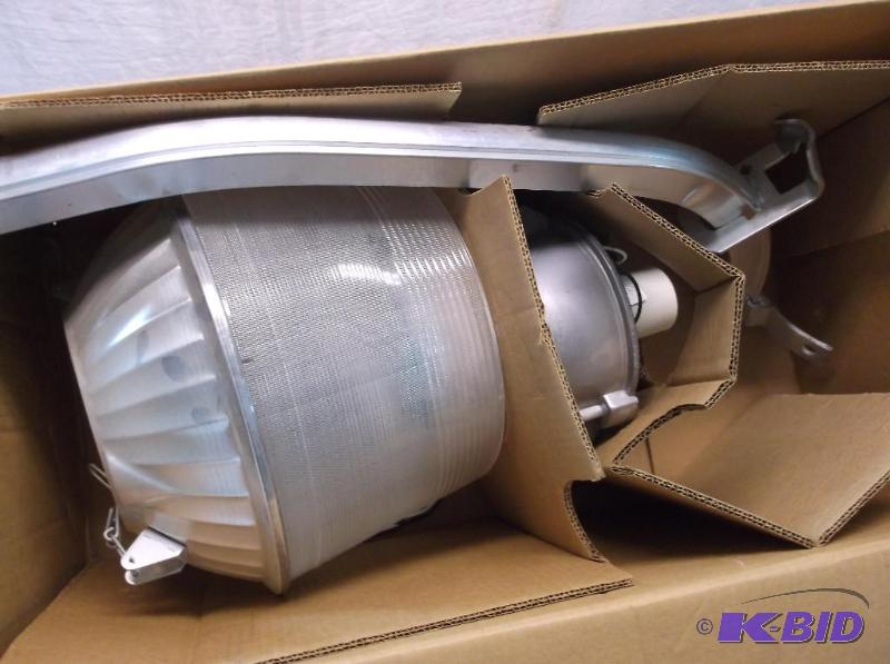lot 27 image: Security yard mercury vapor lamp input volts ...