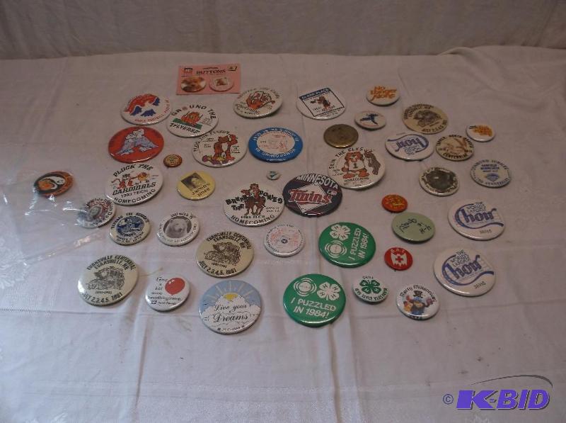 lot 29 image: Large lot of collectable buttons....