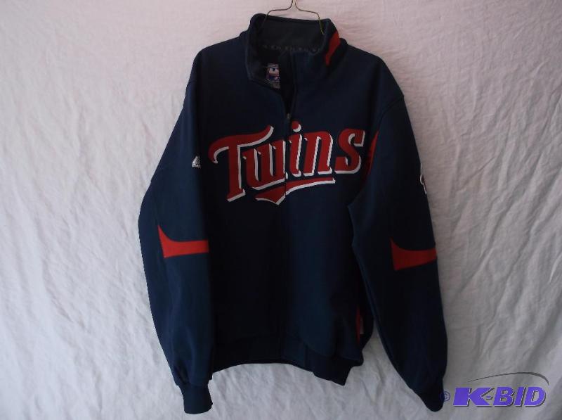 lot 45 image: Authentic Collection performance apparel Twin...