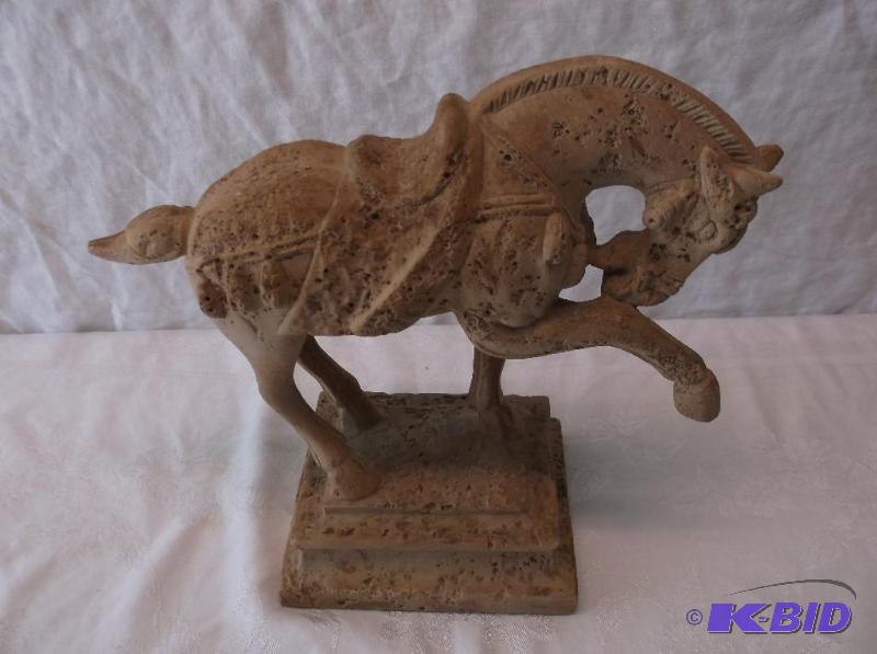 lot 56 image: Beautiful heavy horse sculpture measuring 6 1...