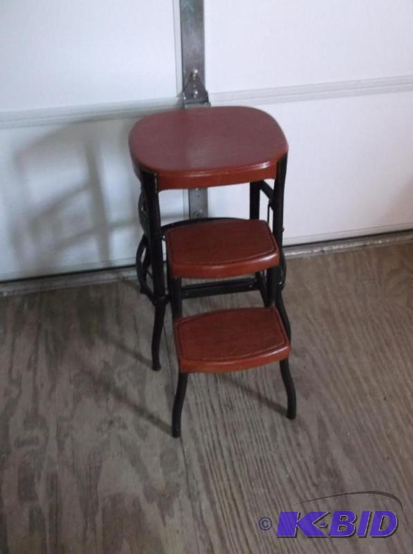 lot 58 image: Vintage painted step stool in great usable co...