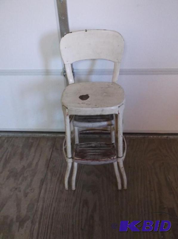 lot 69 image: Vintage step stool....