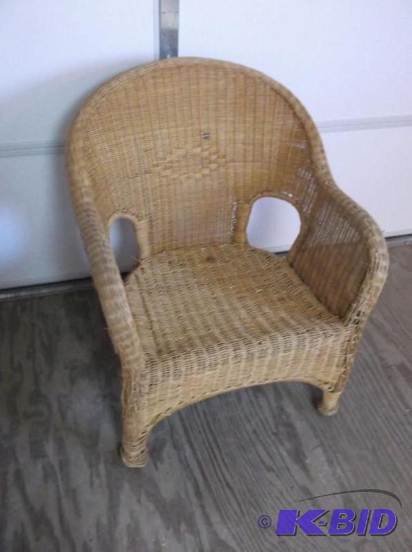 lot 71 image: Nice wicker chair measuring 20" across s...