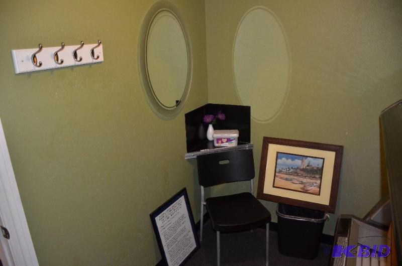 lot 104 image: Mirror 23x 31", chair, corner shelf, whi...