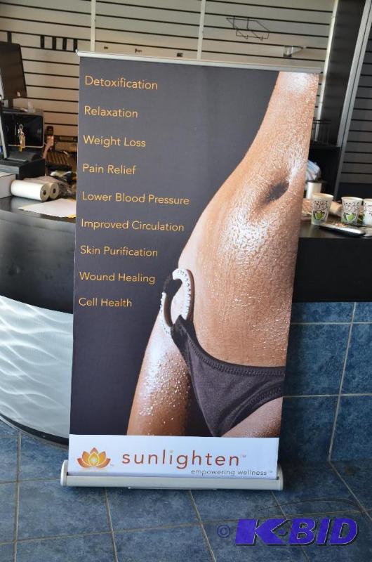lot 14 image: Portable display sign 26" x 62" tal...