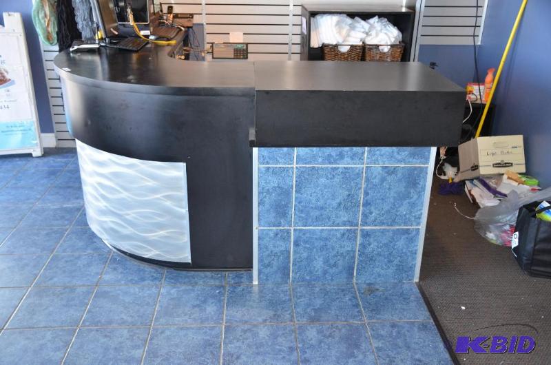 lot 25 image: Counter L&nbspshaped 82x85" bring your ...