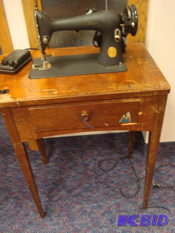 lot 20 image: Vintage Singer Sewing Machine, Used, Shows So...