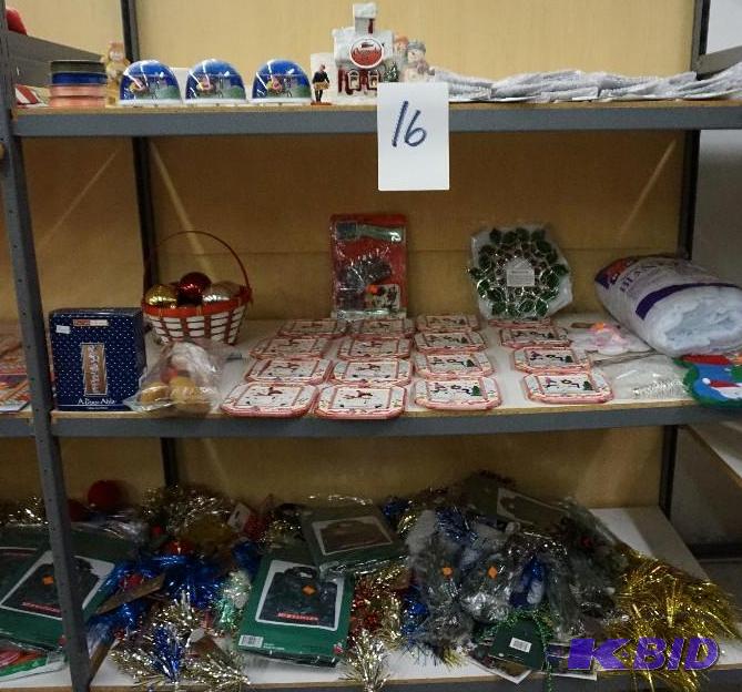 lot 16 image: 1 Lot of Assorted Christmas Accessories and D...