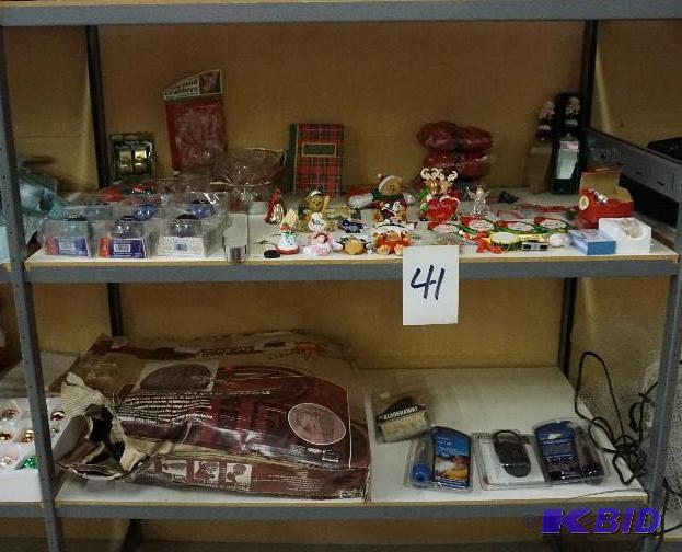 lot 41 image: 1 Lot of Holiday and Floral Decor In New Cond...