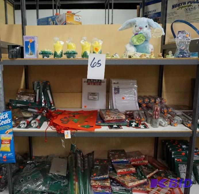 lot 65 image: Lot of Assorted Holiday Decorative Items In N...
