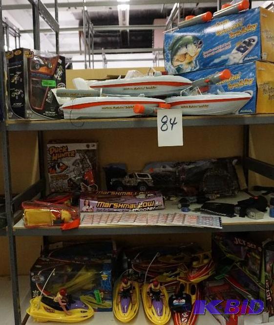 lot 84 image: 1 Lot of Remote Control Cars and Boats Workin...