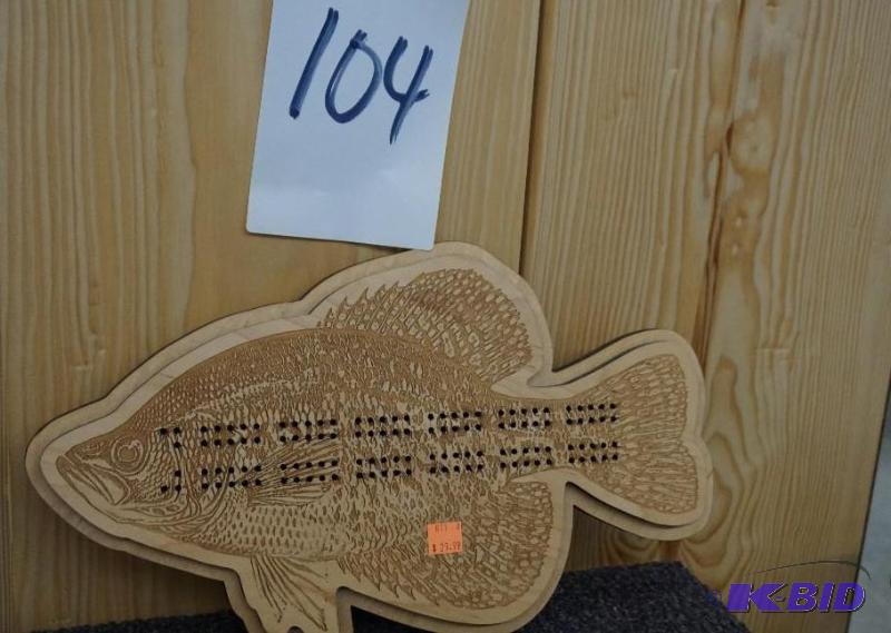 lot 104 image: Crappie Shaped Wood Carved Cribbage Board Bra...