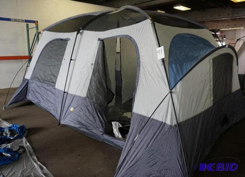 lot 41 image: Bass Pro Model 1565176 18 x 10 Family Trent...