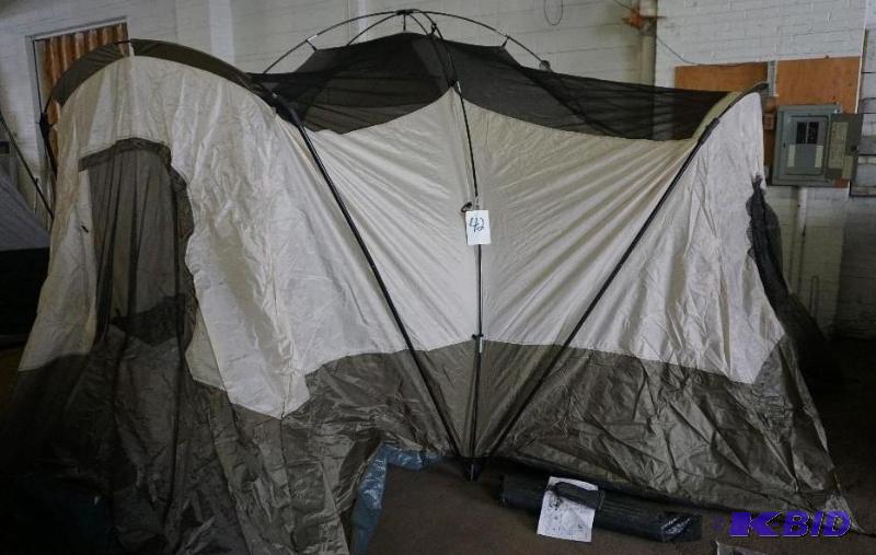 lot 42 image: Bass Pro Model 1565150 20 x 18 3 Room Famil...
