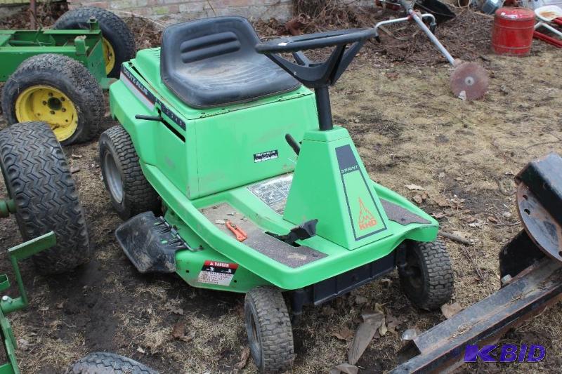 lot 11 image: Deutz-Allis 8 HP 30 Riding Lawn Mower