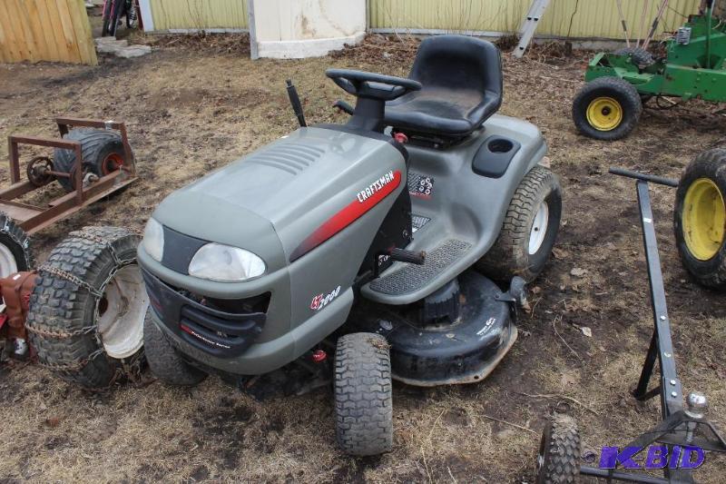 lot 12 image: Craftsman LT 2000 Riding Lawn Mower