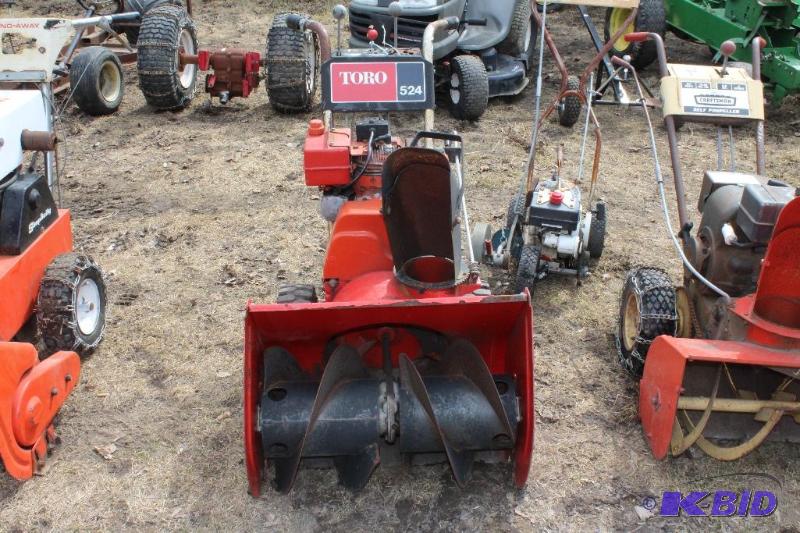 lot 17 image: Toro 5 HP Snow Blower 24