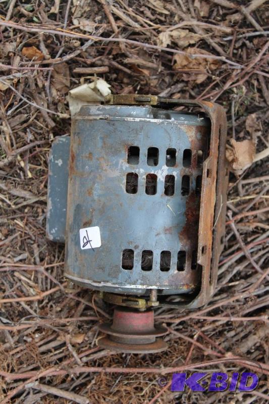 lot 21 image: Single Pulley Belt Motor