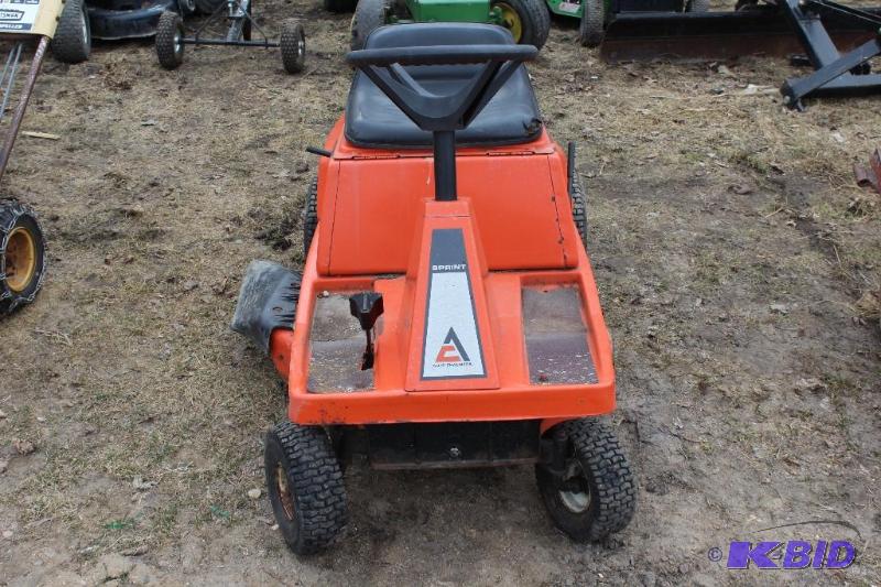 lot 25 image: Allis Chalmers 8HP 30 Mower